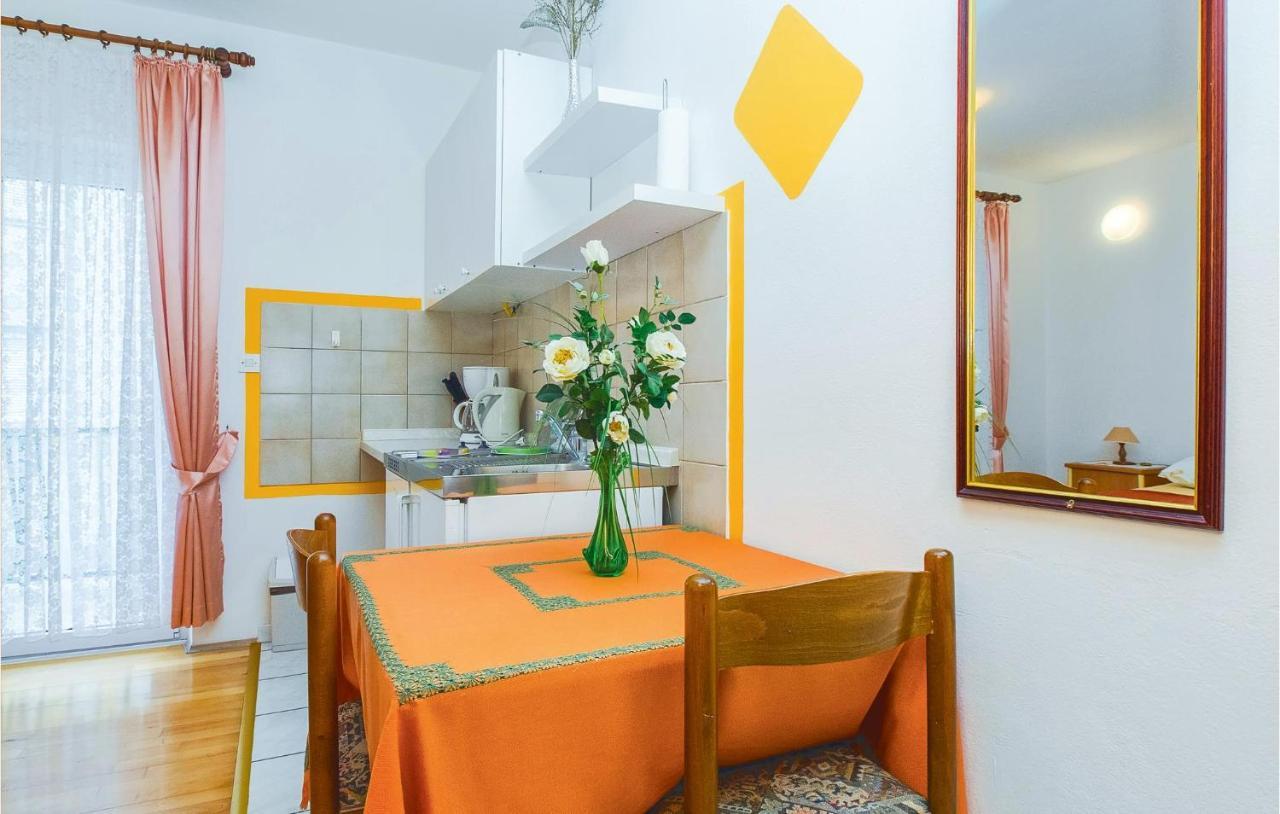 Lovely Apartment In Omis With Kitchenette Extérieur photo
