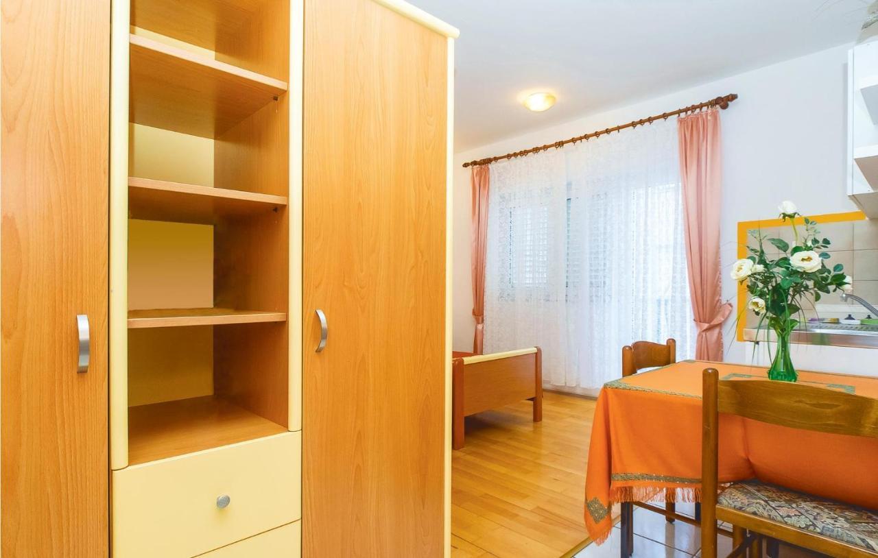 Lovely Apartment In Omis With Kitchenette Extérieur photo